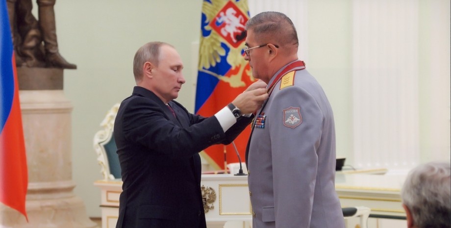 Володимир Путін нагороджує Ваелерія Капашина