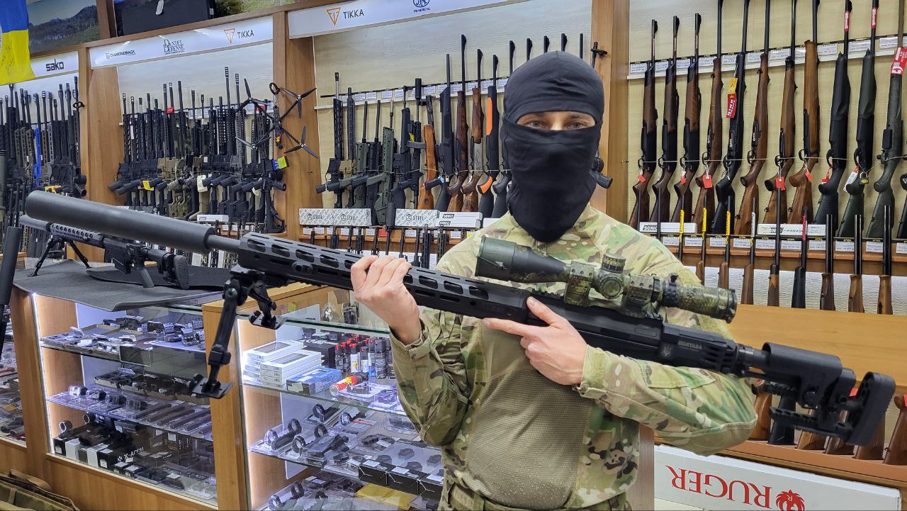 Військовий тримає снайперку «Полтава»
