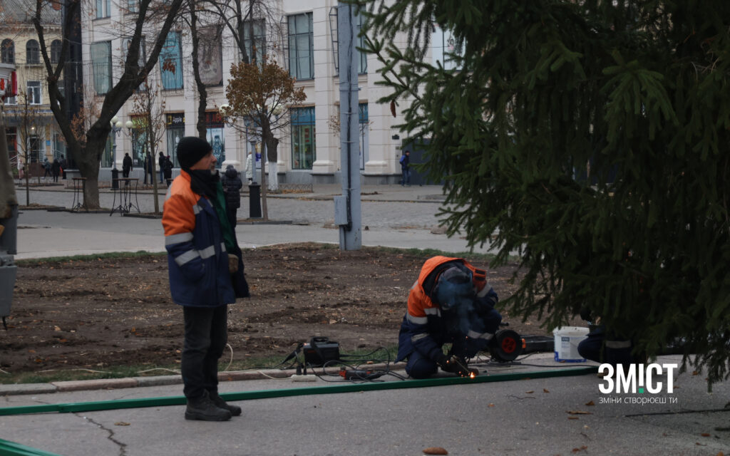 Новорічна ялинка в Полтаві: перші фото