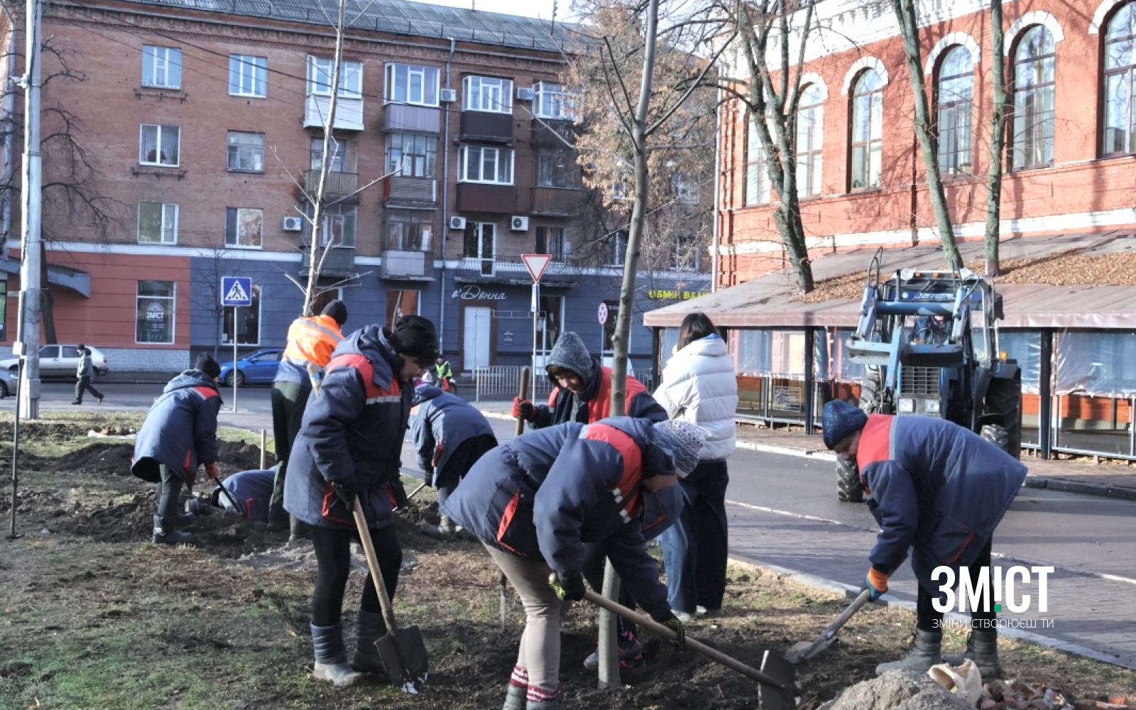 Висадження дерев біля театру