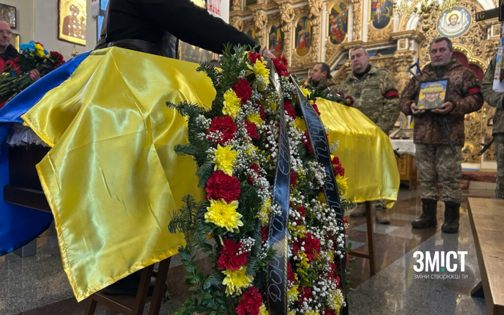 Останні квіти для героя під час прощання