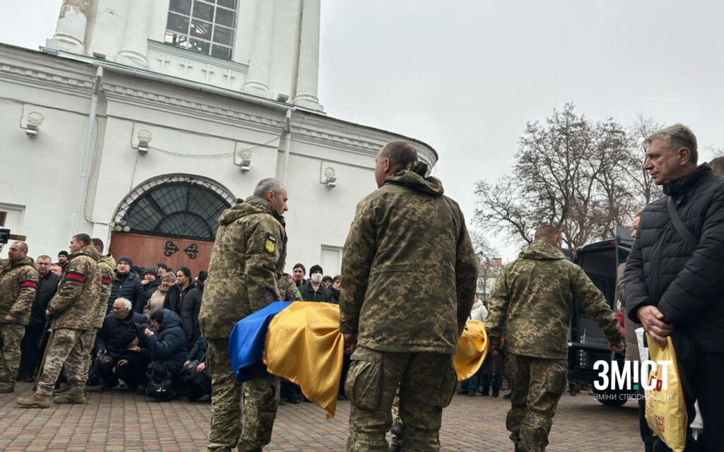 Воїна везуть до місця останнього спочинку