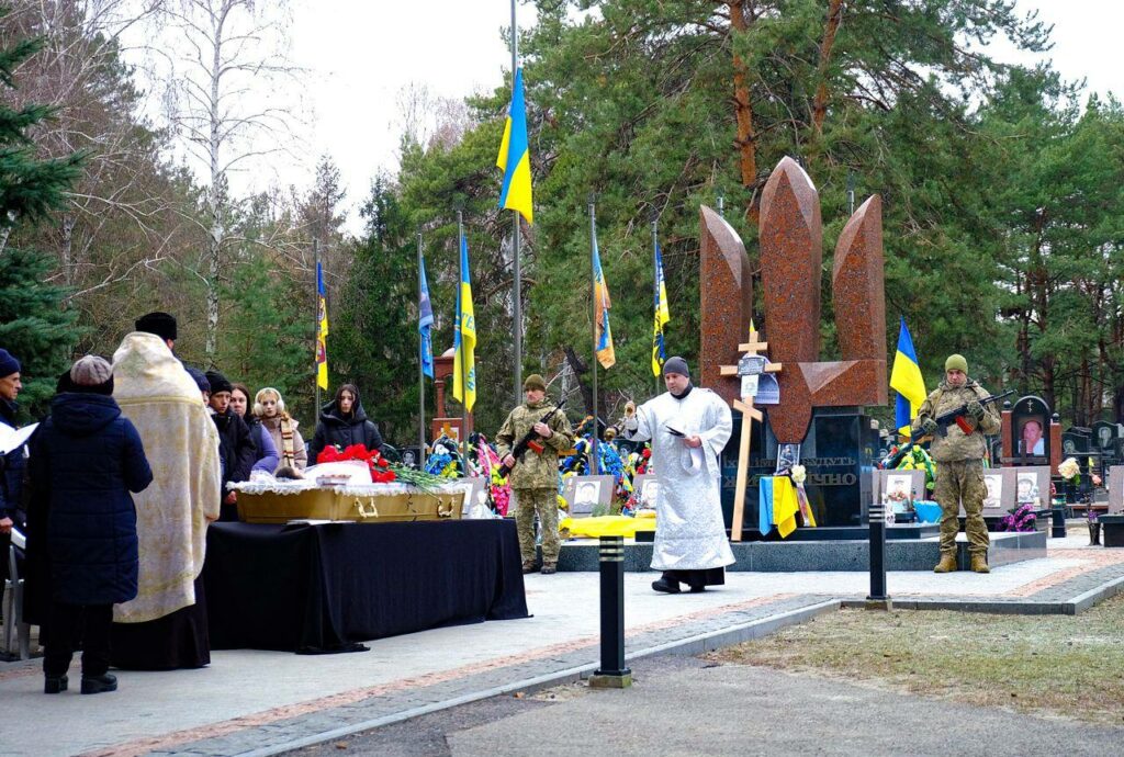 Дмитро Бонь повернувся на щиті 14 січня, повідомив Перший відділ Кременчуцького РТЦК та СП Горішньоплавнівський. Дмитро Бонь поліг у бою. Прощання відбулося у Горішніх Плавнях.