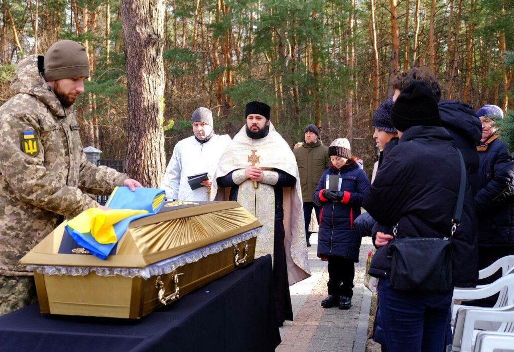 Дмитро Бонь повернувся на щиті 14 січня, повідомив Перший відділ Кременчуцького РТЦК та СП Горішньоплавнівський. Дмитро Бонь поліг у бою. Прощання відбулося у Горішніх Плавнях.
