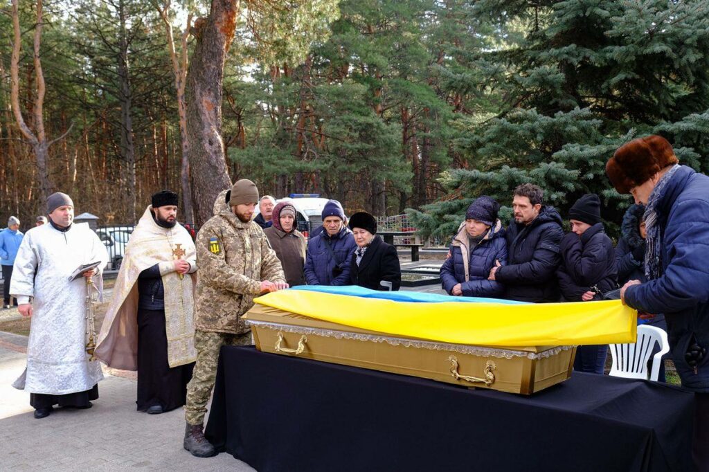 Дмитро Бонь повернувся на щиті 14 січня, повідомив Перший відділ Кременчуцького РТЦК та СП Горішньоплавнівський. Дмитро Бонь поліг у бою. Прощання відбулося у Горішніх Плавнях.