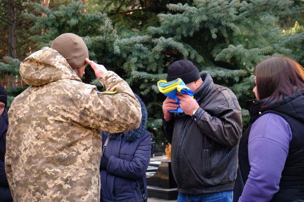 Дмитро Бонь повернувся на щиті 14 січня, повідомив Перший відділ Кременчуцького РТЦК та СП Горішньоплавнівський. Дмитро Бонь поліг у бою. Прощання відбулося у Горішніх Плавнях.