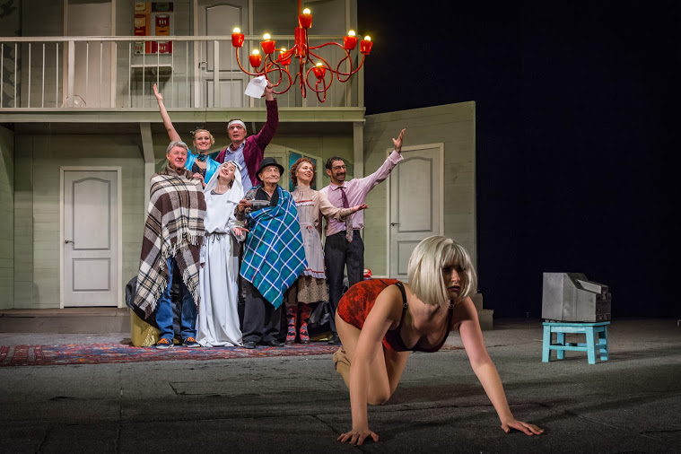 Вистава «Шум за сценою» у виконанні акторів харківського театру