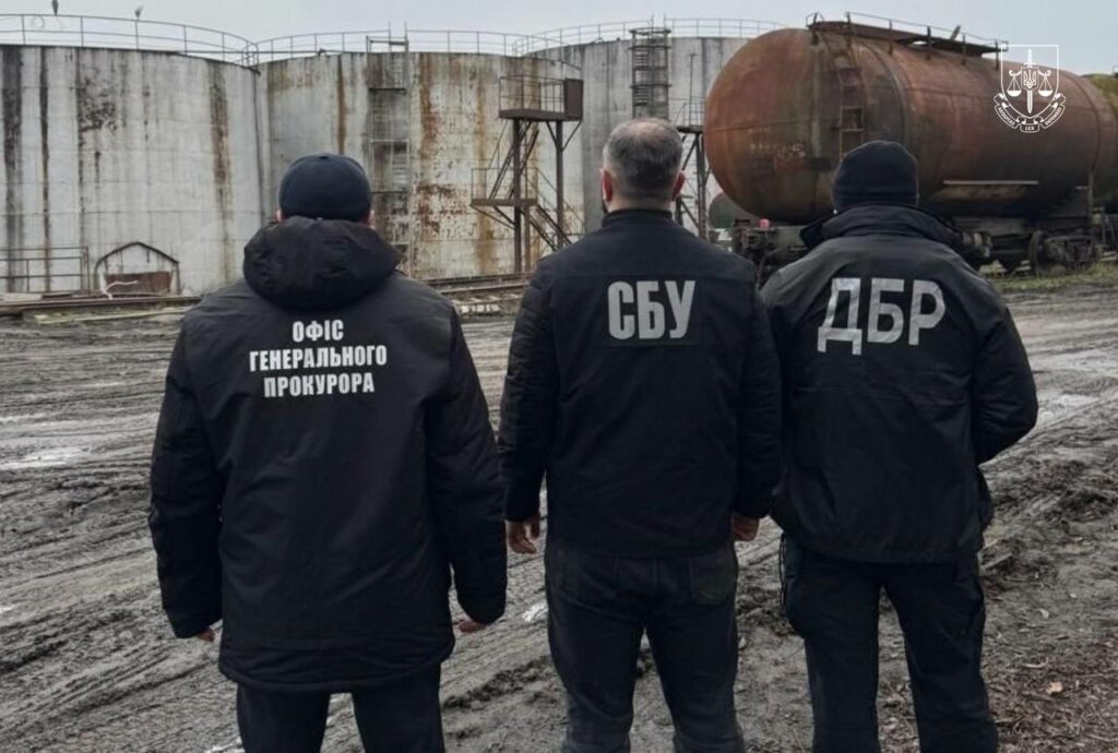 Правоохоронці працюють на території спиртзаводу. Фото – Офіс Генпрокурора