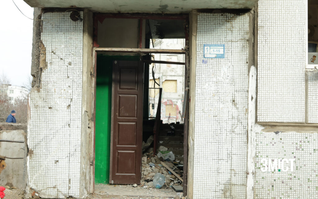 Пошкоджений обстрілом підʼїзд