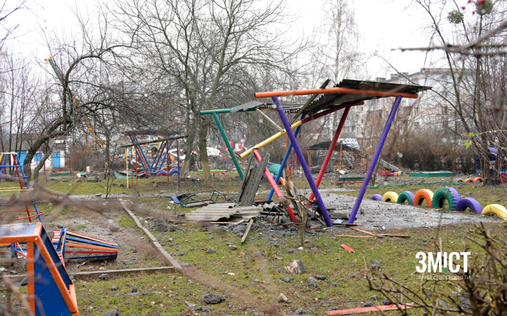 Російська ракета пошкодила дитячий майданчик біля садочка