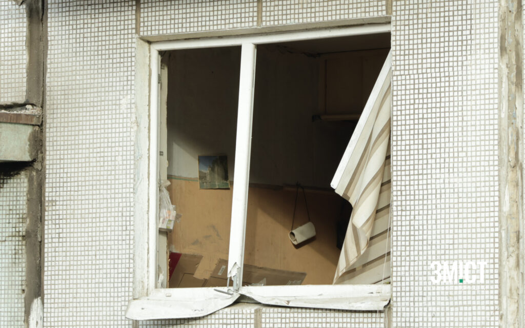 Вибиті вікна у будинку, куди влучила ракета. Про виплати у 300 тисяч гривень на оренду та допомогу постраждалим, відомо із засідання виконавчого комітету від 3 лютого.