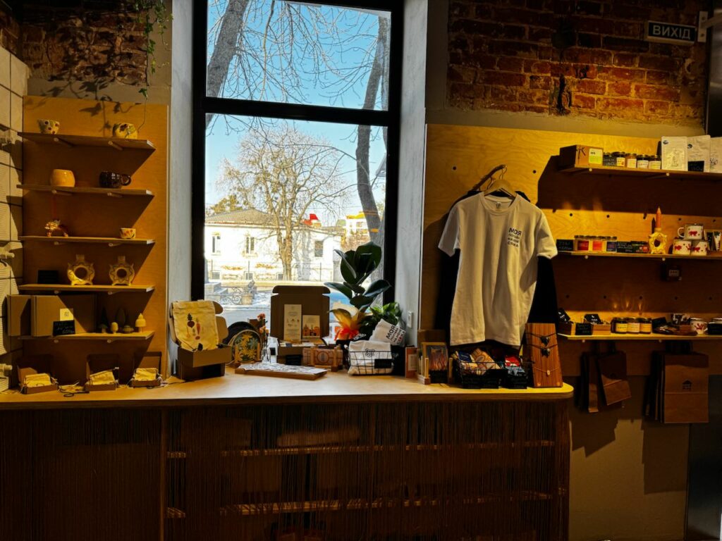 МІСТОХАБ відкрився. Як працюють кафе, крамничка локальних брендів та івент-майданчик