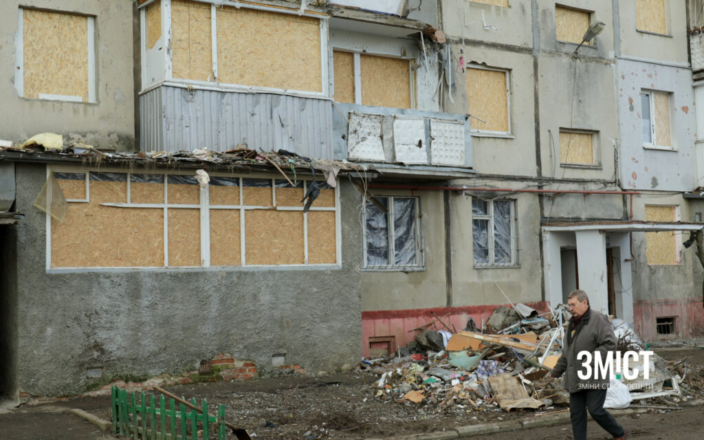 Пошкоджений обстрілом підʼїзд Полтави