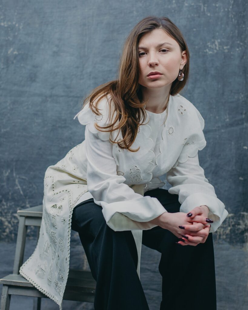 Між співами й танцями, Абіє обрала перше