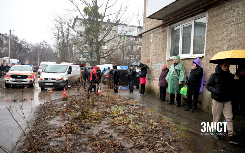 Полтавці очікують на новини під час рятувальної операції біля дому, куди влчуила ракета