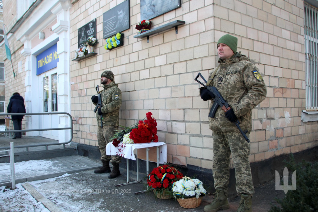 У Полтаві відкрили меморіальну дошку полеглому воїнові. Віктор Перцюх загинув на Луганщині