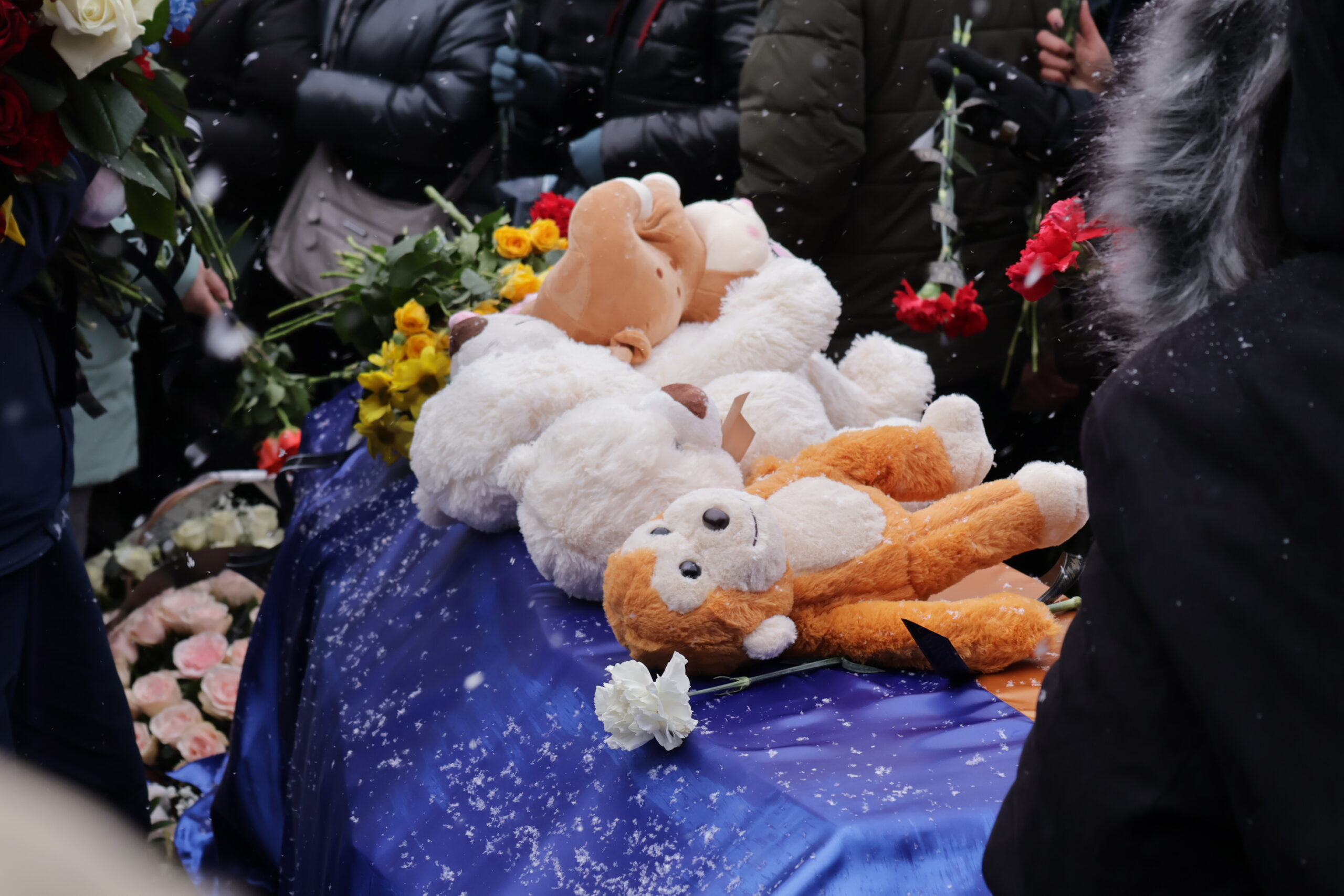 Прощання із загиблими через обстріл Полтави родинами