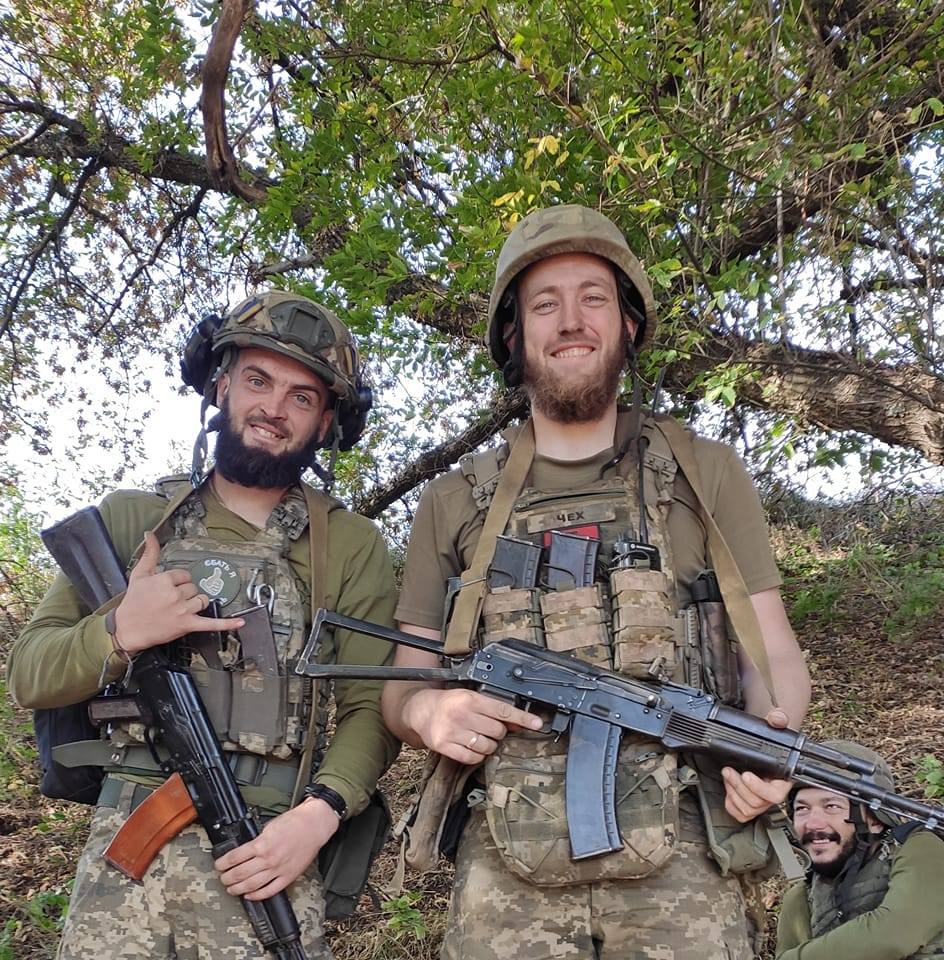 Роман Чех з побратимом. Фото з особистої стоірнки воїна