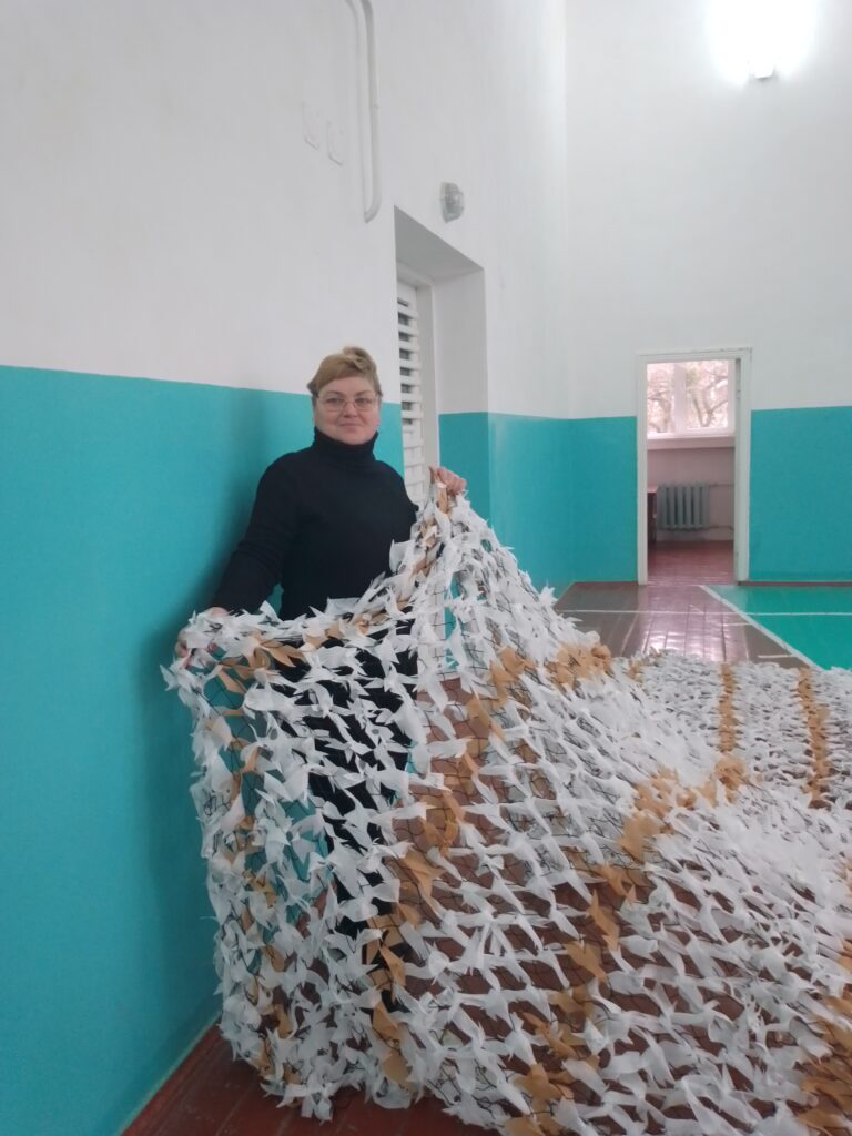 Наталія Карпенко плете сітки в школі