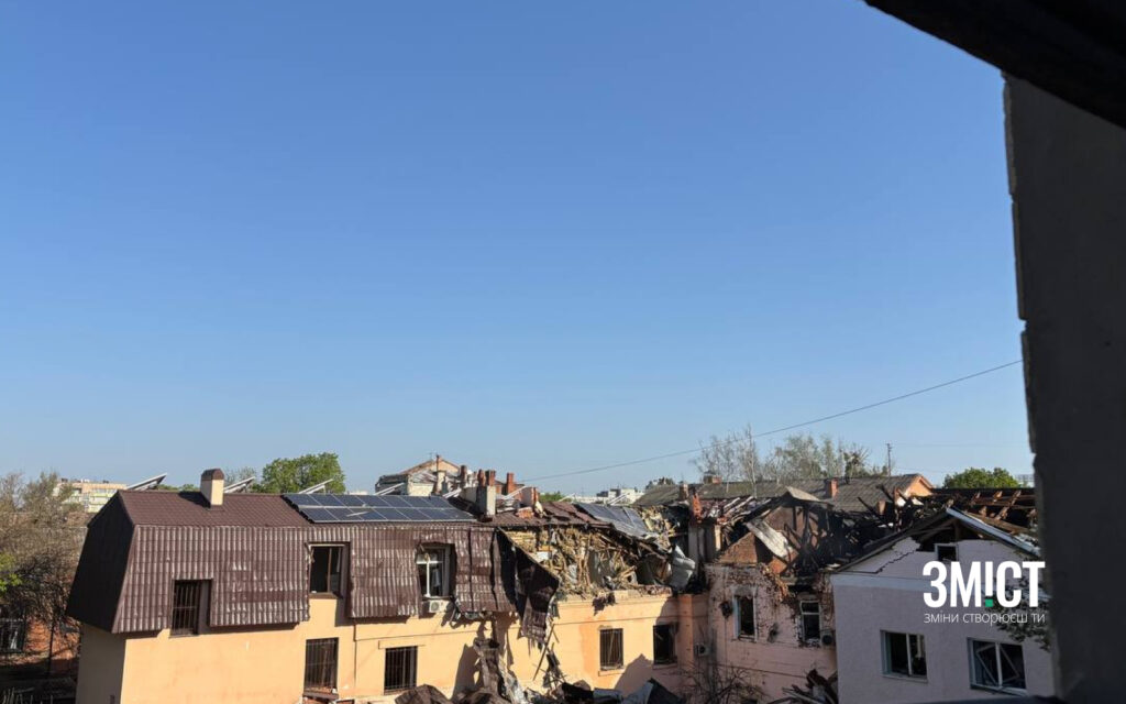 Місце влучання дрона неподалік театру