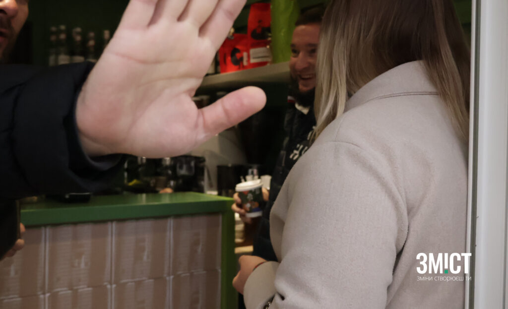 Артем Опошнян, Максим Малько та Оксана Дрюк у кавʼярні