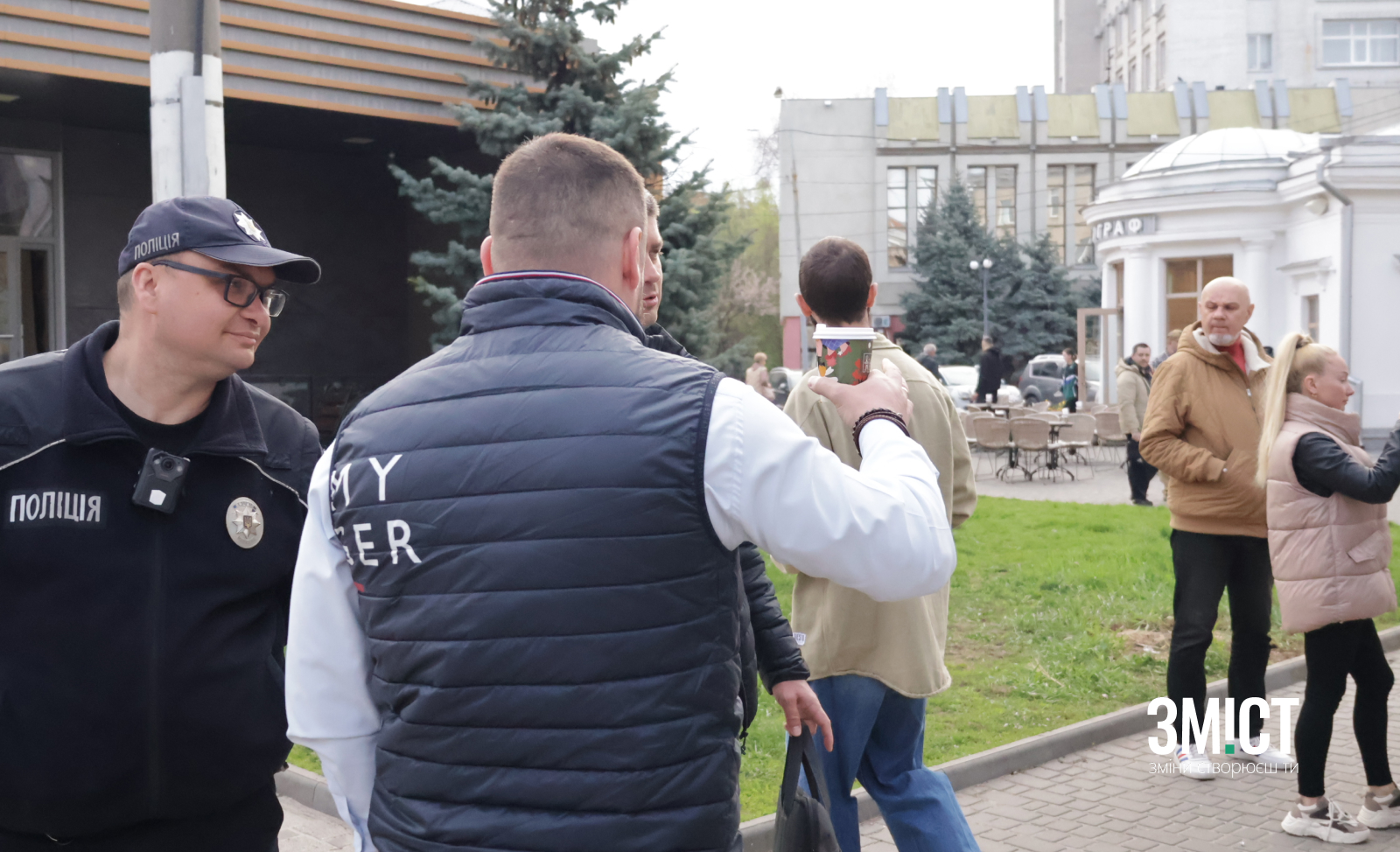 Полтавський посадовейць Максим Малько кавує біля МАФу, який планує знести його інспекція