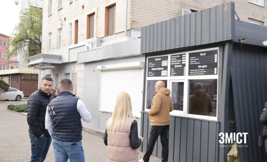 Начальник інспекції пʼє каву, підрядники розбирають МАФи. Як у центрі Полтави зносять кіоски (ФОТО)