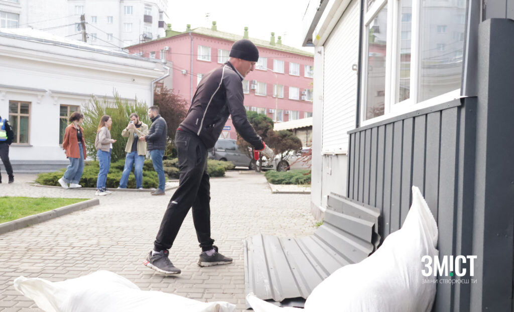 Начальник інспекції пʼє каву, підрядники розбирають МАФи. Як у центрі Полтави зносять кіоски (ФОТО)