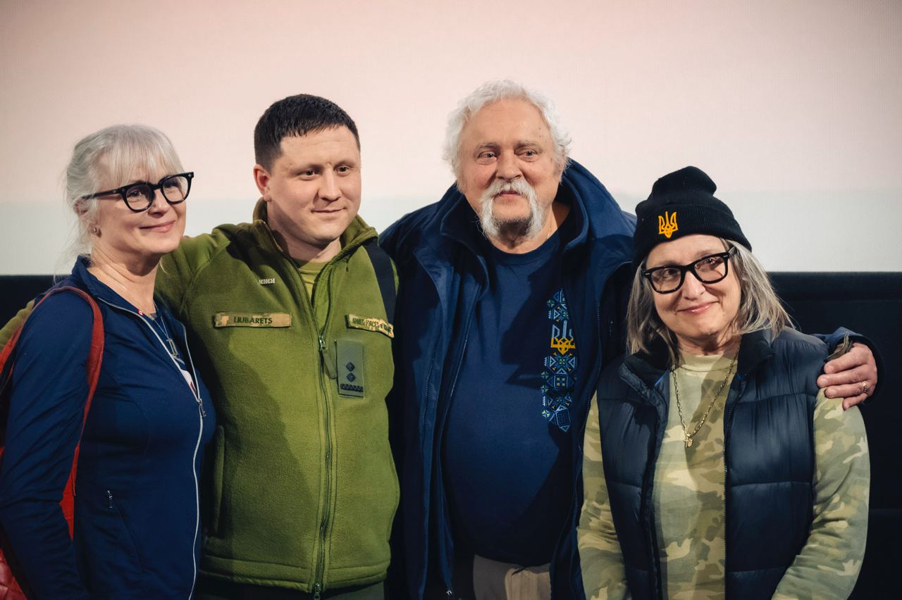 Микола Любарець з канадцями після кінопоказу