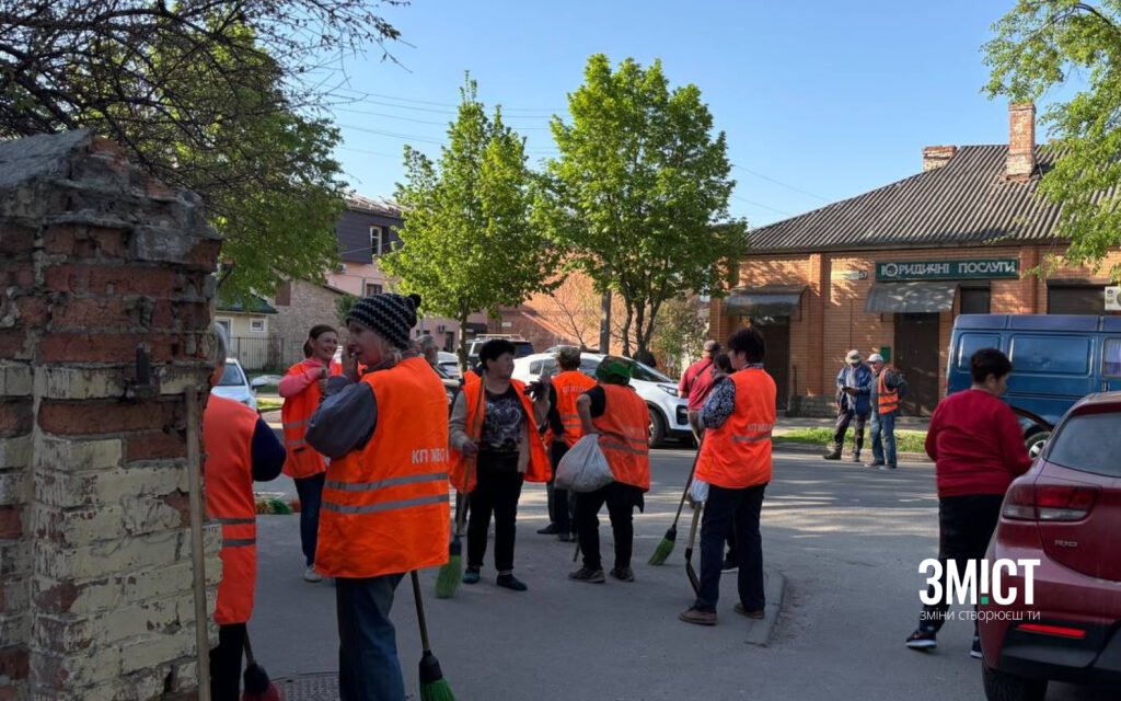 Полтавські комунальники біля місця обстрілу 