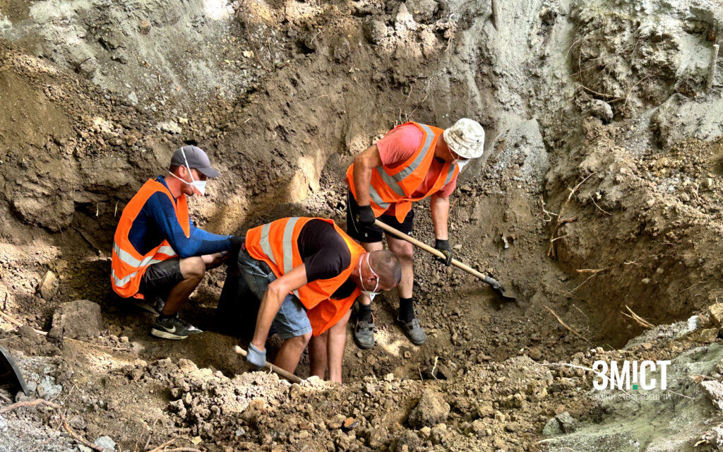 Людські останки виявили під надгробком братам Литвиновим, яких поховали у Петровському парку. Їхні кістки перепоховали у Супрунівці 2024 року