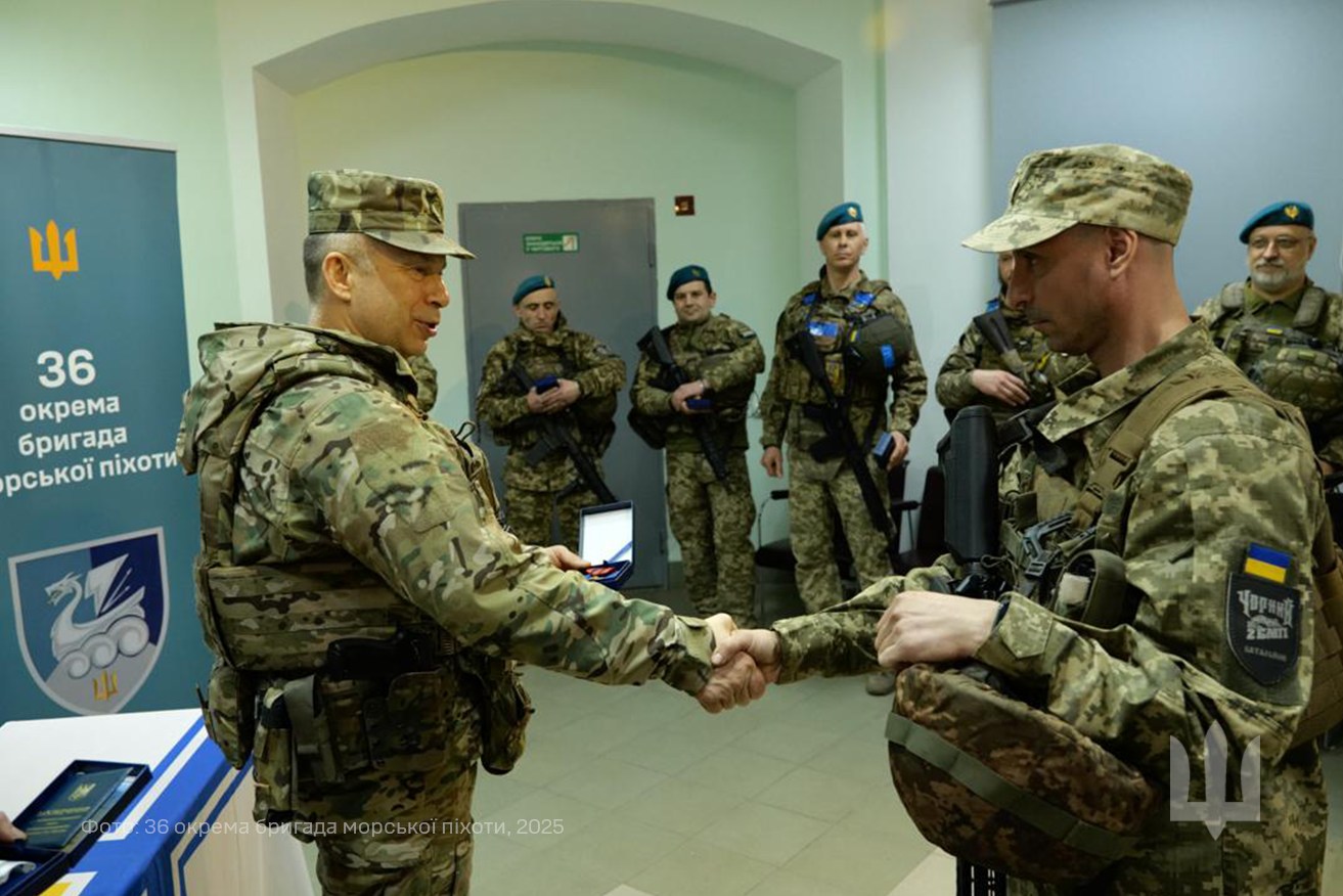 Олександр Сирський нагороджує Романа Литвиненка