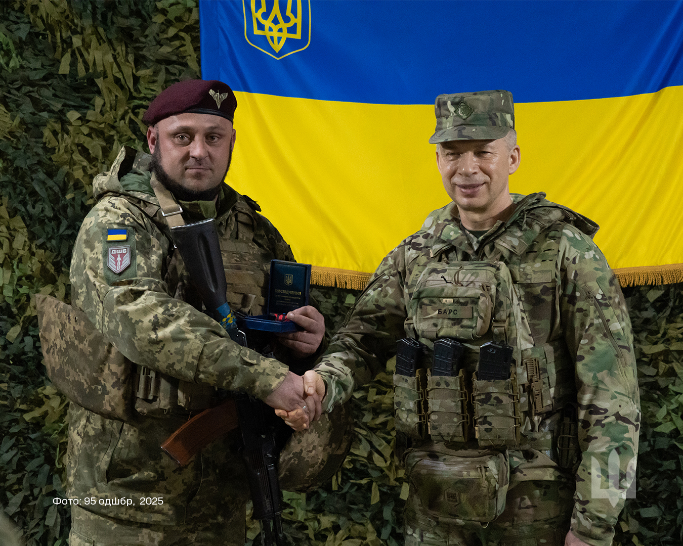 Олександр Сирський вручає нагрудний знак воїнові