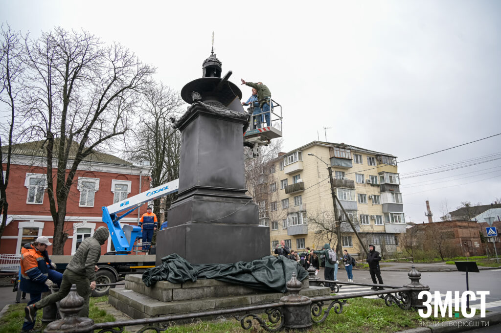 У Полтаві демонтують памʼятник на місці відпочинку Петра І (ФОТО)