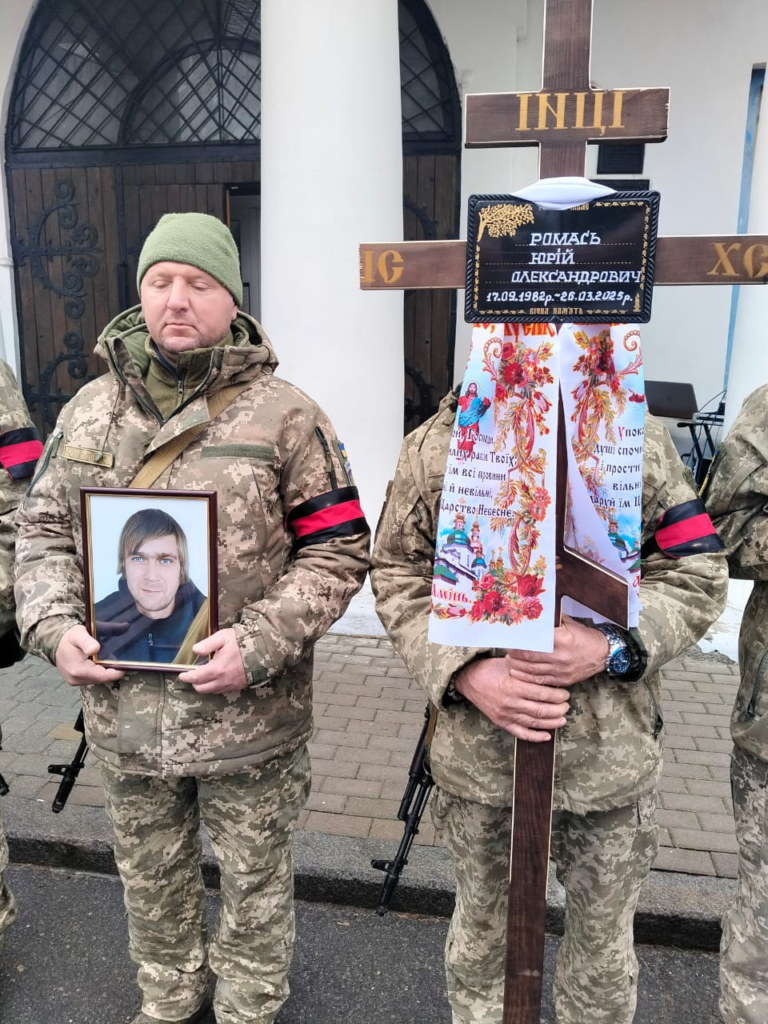 У Полтавській міській раді 1 квітня повідомили трагічну звістку про загибель воїнів. Церемонія прощання відбулася в Полтаві у Свято-Успенському соборі. На щиті повернулися четверо солдатів, серед яких є курсант.