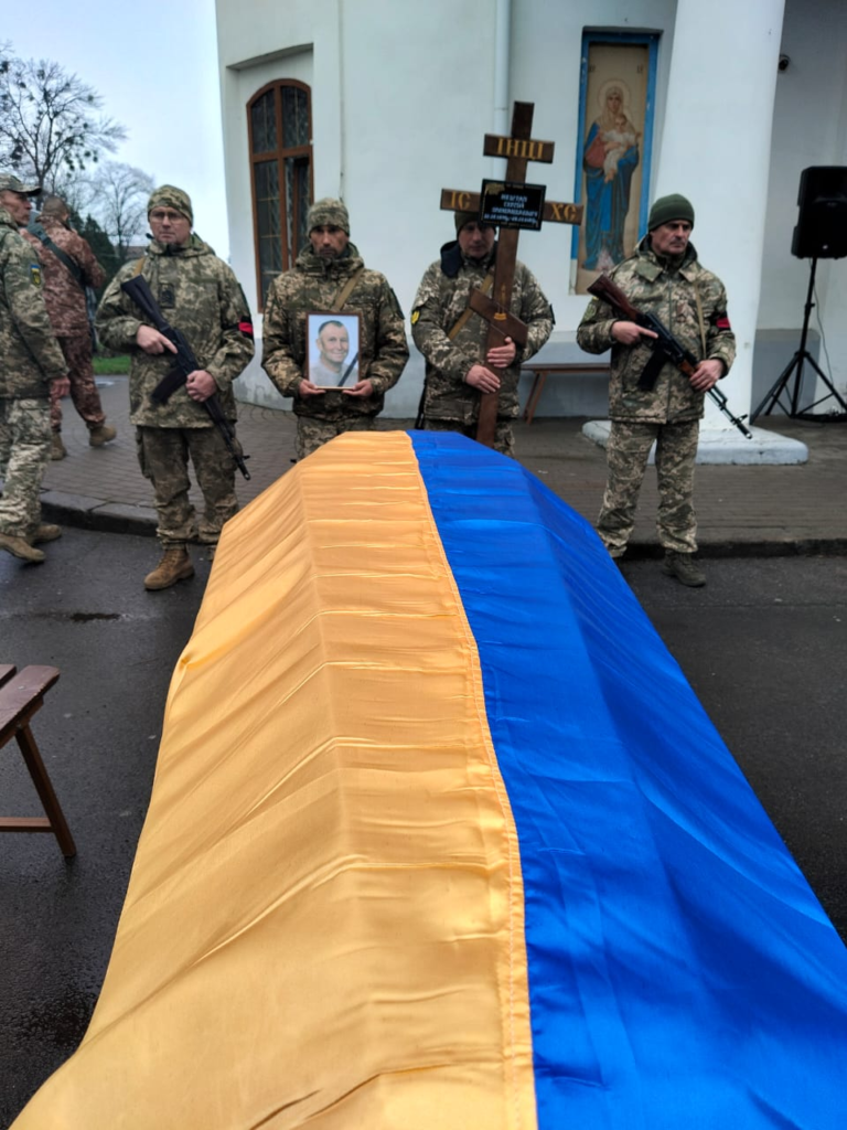 У Полтавській міській раді 1 квітня повідомили трагічну звістку про загибель воїнів. Церемонія прощання відбулася в Полтаві у Свято-Успенському соборі. На щиті повернулися четверо солдатів, серед яких є курсант.