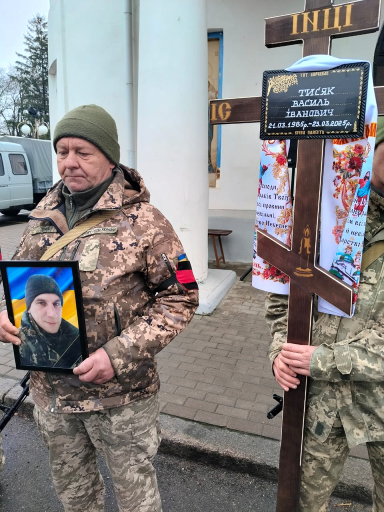 У Полтавській міській раді 1 квітня повідомили трагічну звістку про загибель воїнів. Церемонія прощання відбулася в Полтаві у Свято-Успенському соборі. На щиті повернулися четверо солдатів, серед яких є курсант.