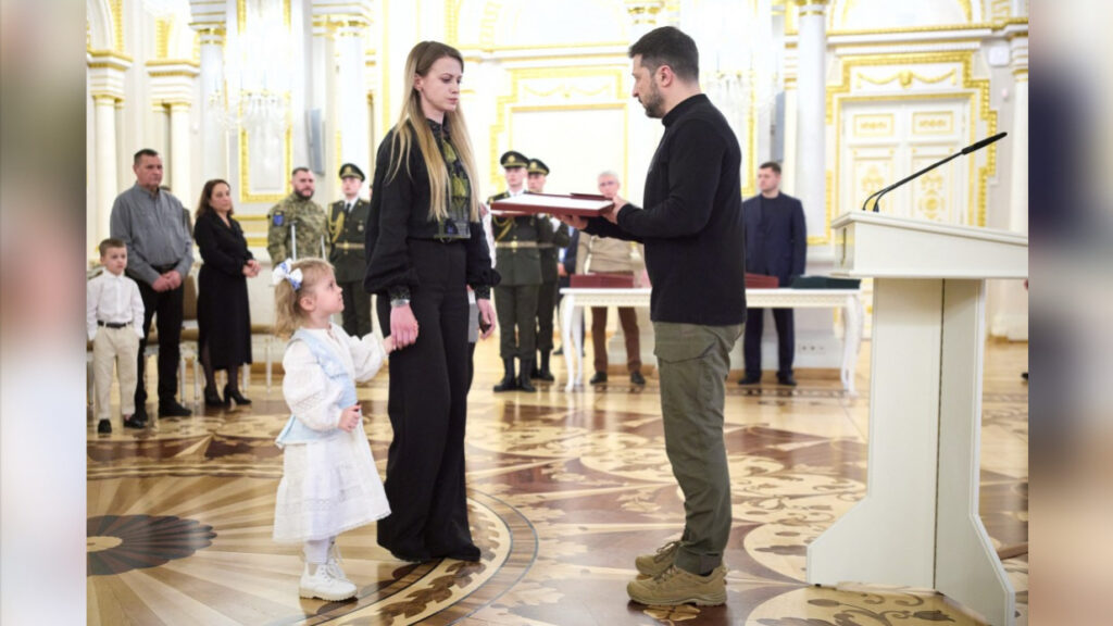 Президент передає нагороду Героя України Юліана Матвійчука його родині
