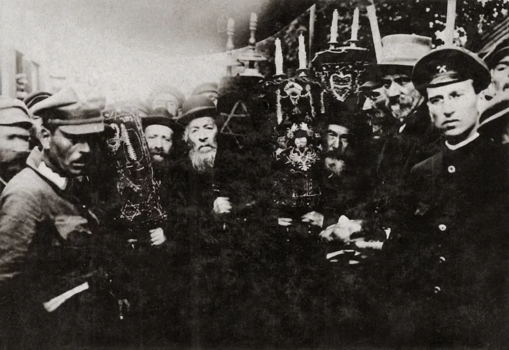 Єврейська делегація з Торою вітає Головного Отамана військ УНР Симона Петлюру після його повернення з Галичини. Джерело - localhistory.org.ua.