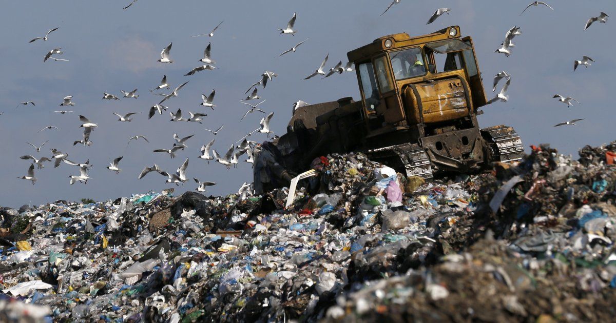 Робота бульдозера на сміттєзвалищі