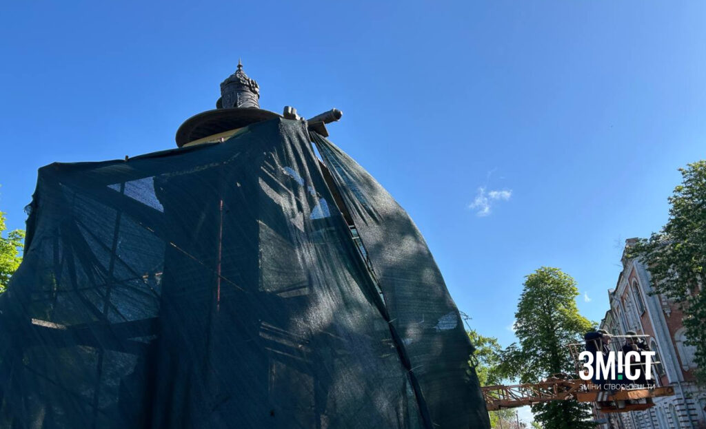 У Полтаві демонтують памʼятник на місці відпочинку Петра І (ФОТО)