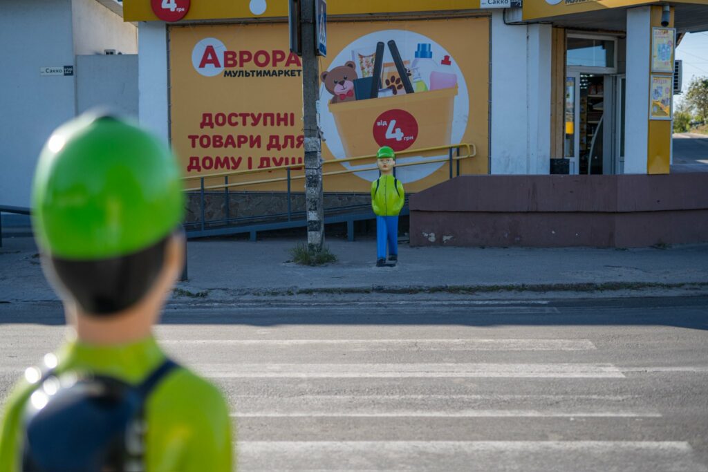 Фігури біля пішохідного переходу на Дублянщині Фото – Юрій Бражник у фейсбуці