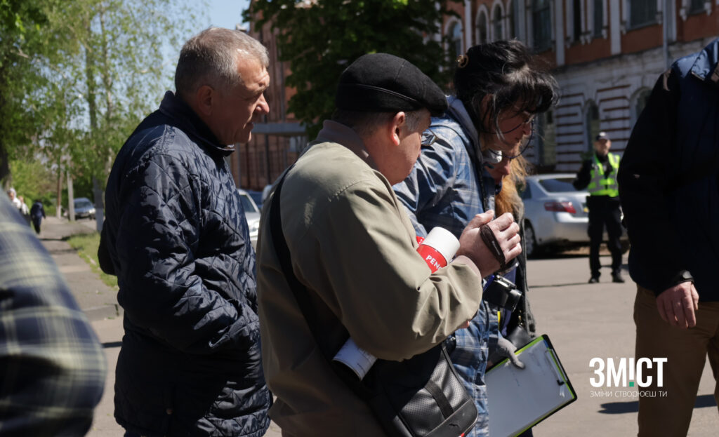 Працівники музею стежать за демонтажем елементів памʼятника 2 травня 2025 року