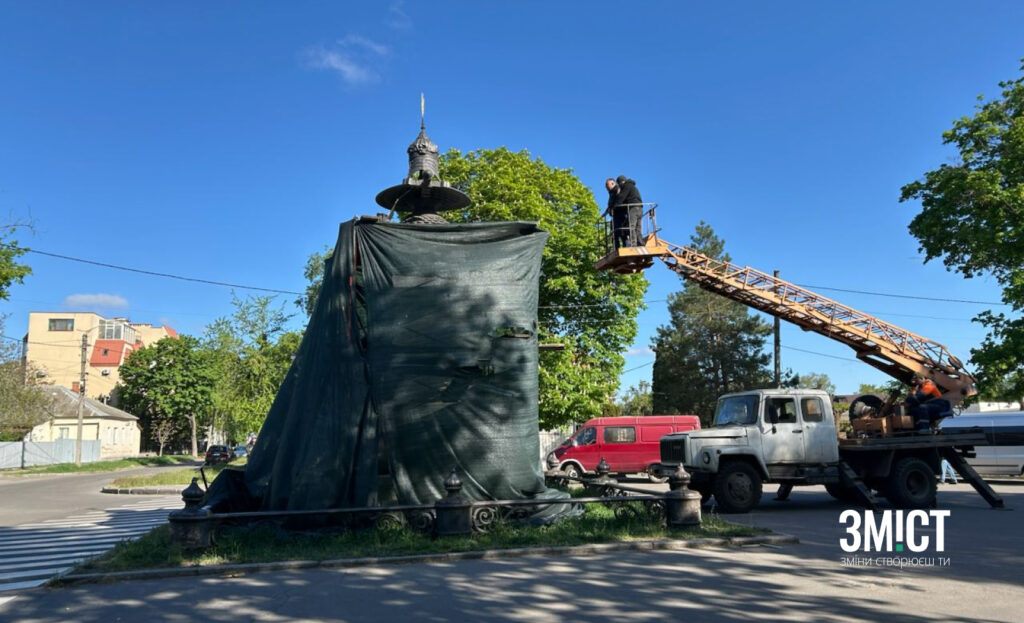 У Полтаві демонтують памʼятник на місці відпочинку Петра І (ФОТО)