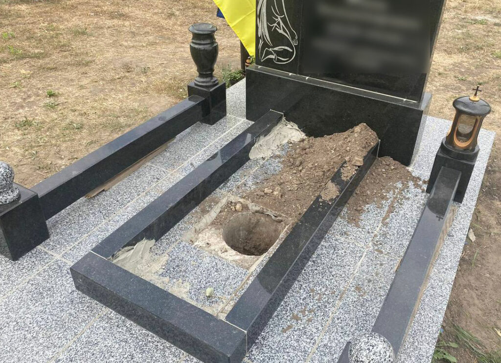 Пошкоджена могила в Оржицькій громаді Фото - поліція Полтавщини