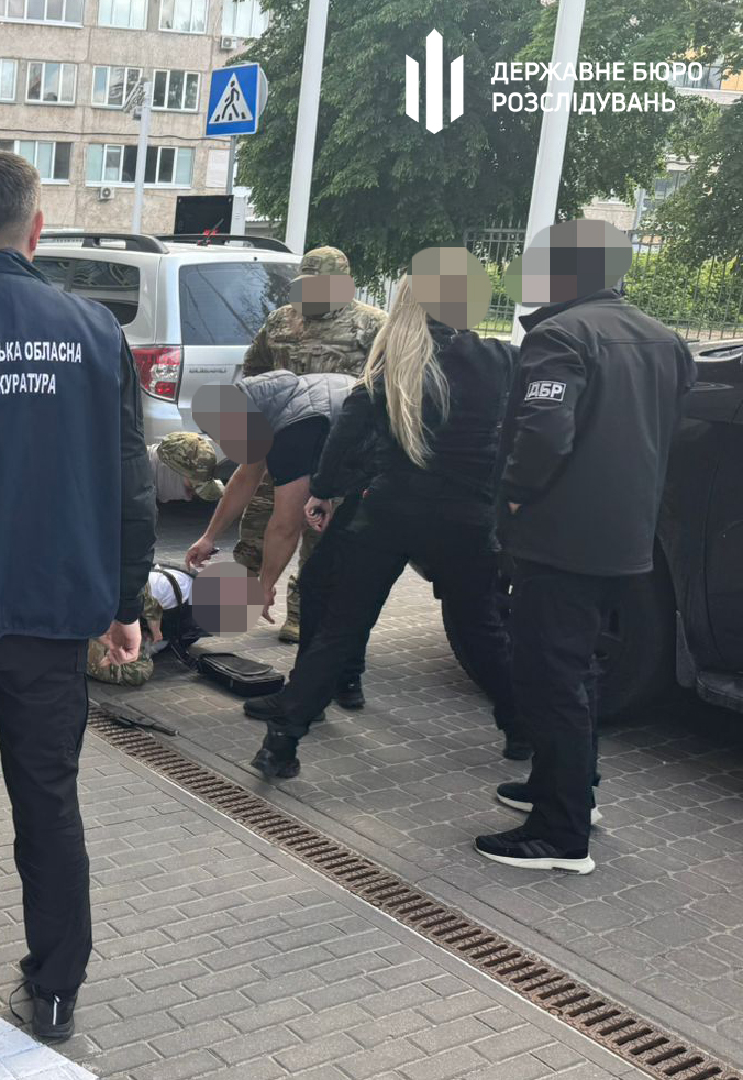 Затримали підозрюваних. Фото з сайту ДБР.