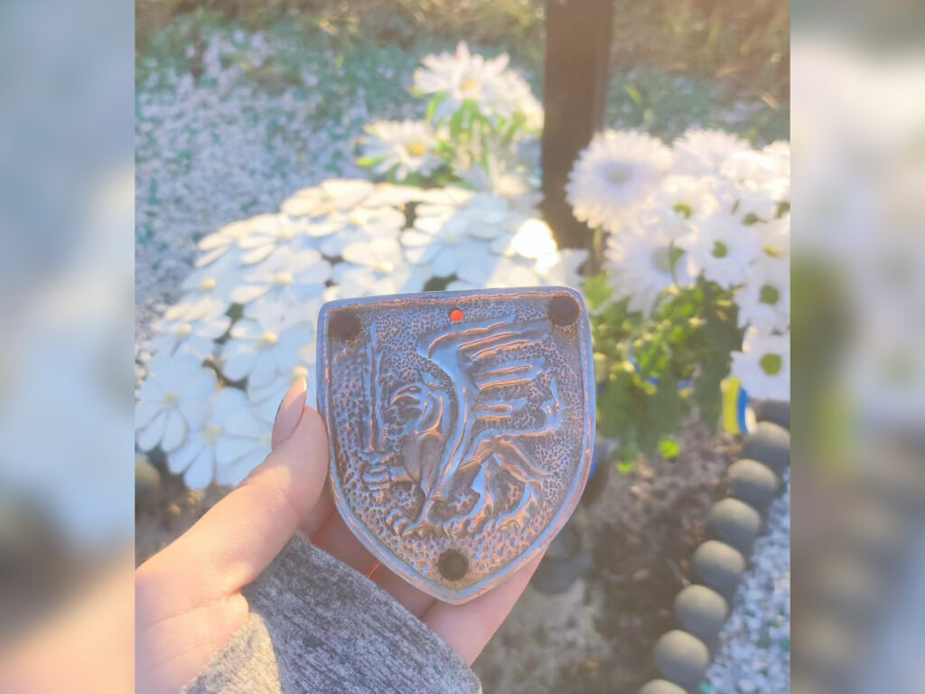 Медальйон на могилі воїна