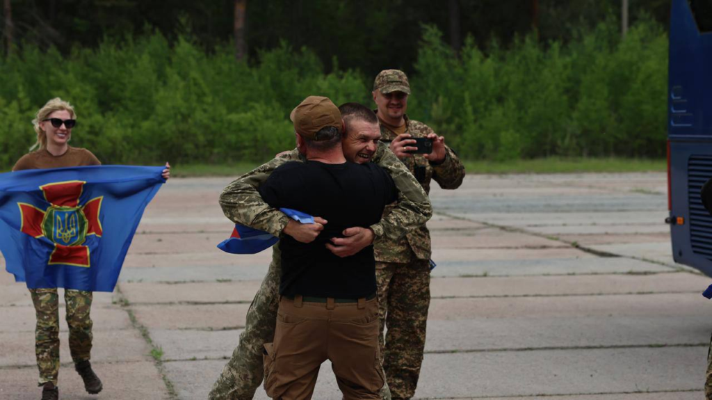 Фото з обміну полоненими оприлюднив Президент України. 