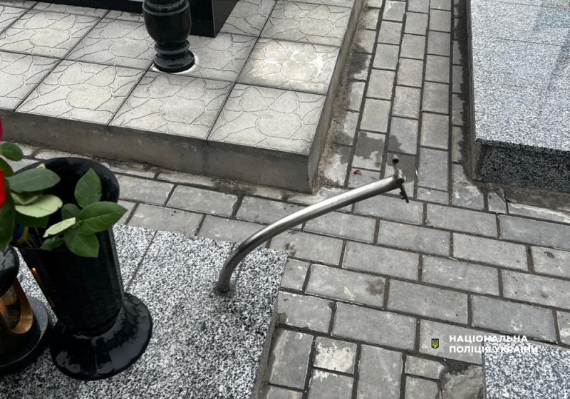 Пошкоджений флагшток на могил захисника