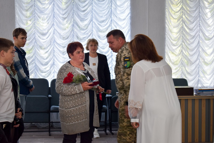 Матір полеглого воїна отримала посмертну нагороду свого сина. Фото з фейсбук-сторінки громади.